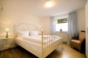 kleines Haus am Wald by Rujana