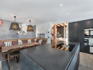 Chalet moderne à Méribel, 5 chambres, jacuzzi, proche télécabine - FR-1-566-14