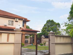 Airport Garden Stay #corner hoise 5 rooms #free wifi #parking #tv chanel