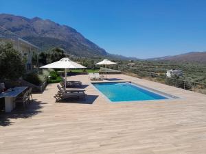 Villa Of the hill with heated Pool, BBQ & Kids Playground