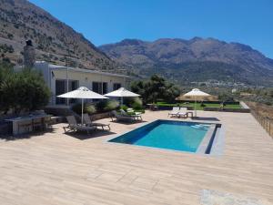 Villa Of the hill with heated Pool, BBQ & Kids Playground