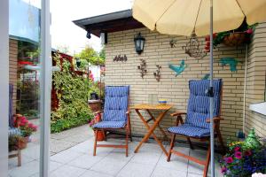 kleines Haus am Wald by Rujana