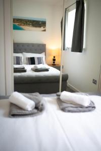 Seaview, Luxury apartment, 2 min walk to Porth Beach