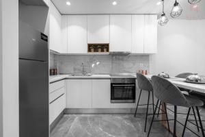 Floral, Nilie Hospitality MGMT