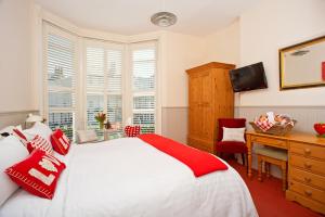 Double Room with En Suite Bathroom and Sea View room in Strawberry Fields