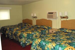 Deluxe Family Suite room in Dixie Plaza Motel