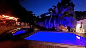 Maisons d'hotes LA MAISON DE LA DUNE - Chambres Climatisees - Jacuzzi 1ere seance offerte - Piscine chauffee avec Abri Amovible - Plage situee a 200m, acces direct par le bois : photos des chambres