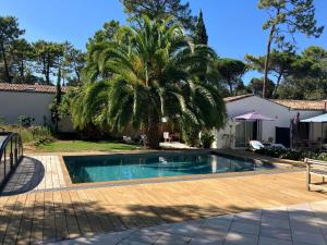 Maisons d'hotes LA MAISON DE LA DUNE - Chambres Climatisees - Jacuzzi 1ere seance offerte - Piscine chauffee avec Abri Amovible - Plage situee a 200m, acces direct par le bois : photos des chambres