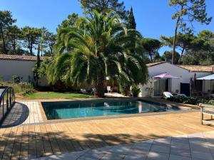 Maisons d'hotes LA MAISON DE LA DUNE - Jacuzzi 1ere seance offerte - Piscine chauffee avec Abri Amovible - Plage situee a 200m, acces direct par le bois : photos des chambres