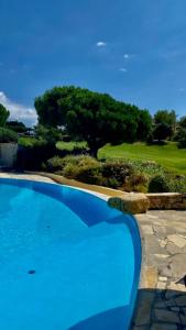 SUPERBE VILLA-DOMAINE AVEC GOLF PISCINE ET TENNIS