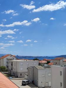 Top floor apartment with sea view