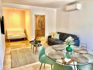 Appartements Studio with Garden - Pauseto West 4 - 2 min from Beach : photos des chambres