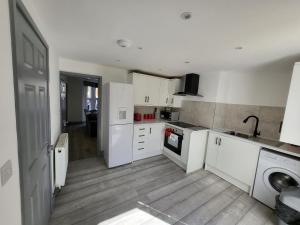 Colchester House with garden and parking- Sleeps up to 7 - Free Wi-Fi - Contractors - Families - Long Term Stays