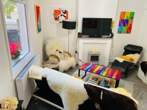 Funky cozy cottage with outside space