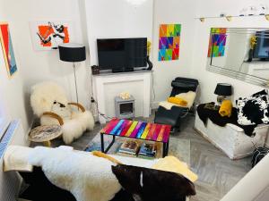 Funky cozy cottage with outside space