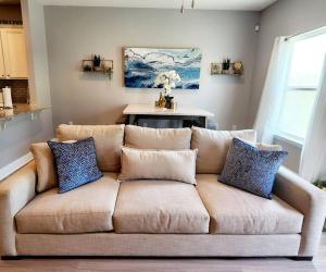 ENTIRE HOME- Gorgeous 3br Townhome Pool, Grill, WD, 2 FREE drive up spaces Sleeps 6 Close to everything PCB! Free WiFi