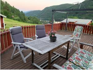 Feriehus med utsikt til fjord og fjell