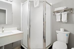 Deluxe King Room room in Travelers Inn Medford I-5