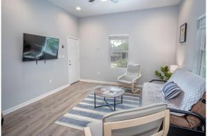 Cozy and Lovely 2BR 2BA Apt#A Near Lively Downtown