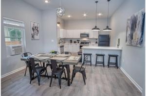 Cozy and Lovely 2BR 2BA Apt#A Near Lively Downtown