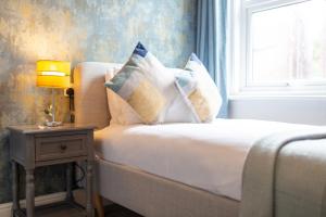 Russell House, Large townhouse spacious and modern with ground floor bedroom and shower room and free parking