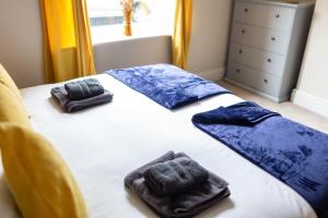 Russell House, Large townhouse spacious and modern with ground floor bedroom and shower room and free parking