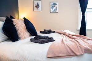 Russell House, Large townhouse spacious and modern with ground floor bedroom and shower room and free parking