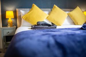 Russell House, Large townhouse spacious and modern with ground floor bedroom and shower room and free parking