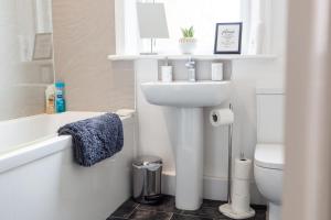 Russell House, Large townhouse spacious and modern with ground floor bedroom and shower room and free parking