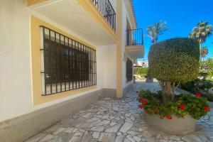 Lovely 1- bedroom rental with pool, close to the beach