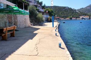 Apartments by the sea Zaklopatica, Lastovo - 12452