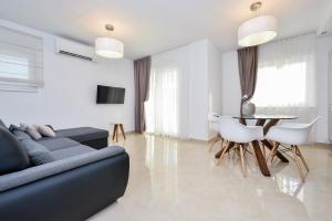 Luxury Apartment Arta-2 with heated pool and jacuzzi