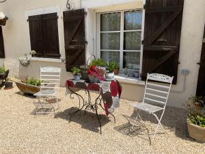 B&B / Chambres d'hotes Le Jardin de Rose 24 FEUILLEBERT Romagne 86700 : photos des chambres