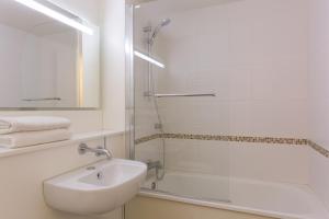 Hotels Kyriad Annecy Nord - Epagny : Hébergement Standard - 1 Lit Double