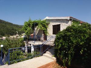 Apartments by the sea Stomorska, Solta - 782