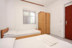 Apartments by the sea Stomorska, Solta - 782