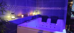 B&B / Chambres d'hotes Atelier du chill - Bergues : Chambre Lit King-Size avec Baignoire Spa