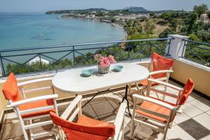 Bella Vista Sea View Apartments, by ZanteWize