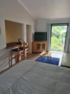 Lovely 1 Queen bed, 1 Sleeper couch Self-catering cottage