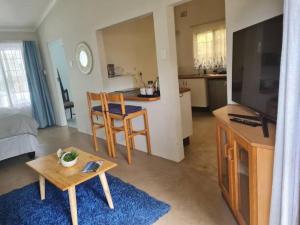 Lovely 1 Queen bed, 1 Sleeper couch Self-catering cottage