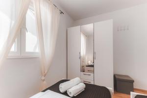 Apartments by the sea Molat - 18433