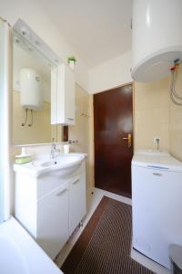 Apartments by the sea Molat - 18433