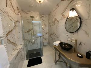 B&B / Chambres d'hotes Chateau d'Argentonesse : Chambre Lit Queen-Size - Vue sur Piscine