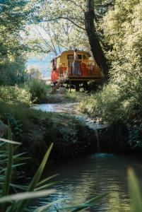 Tentes de luxe Roulotte Tzigane au bord du ruisseau - Drome Provencale (2p) : photos des chambres