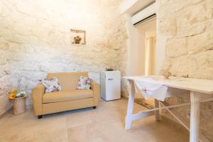 Trullo Carsico by Itriahomes