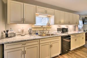 Lakeside Lodi Hideaway with Dock and Nearby Parks