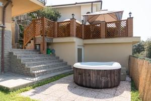 La Roccia Fiorita Appartamento con giardino e Jacuzzi