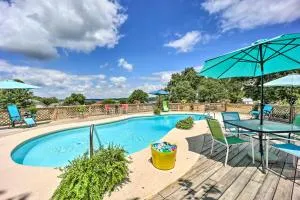 Pool and Outdoor Kitchen Grand Lake Getaway! - Neosho