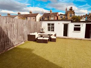 Beautiful 6 Bedroom with spacious Lounge & Rooms Free parking