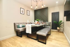 XxHot TubxX 4Bed semi, sleeps 8, 2 bathrooms